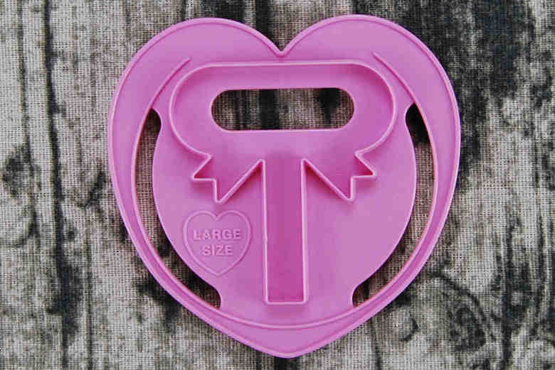 セリアのおすすめキッチン用品「リボンハムカッター」の実物画像01