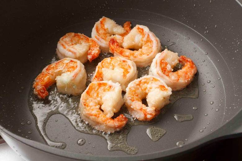 フライパンでエビを炒める
