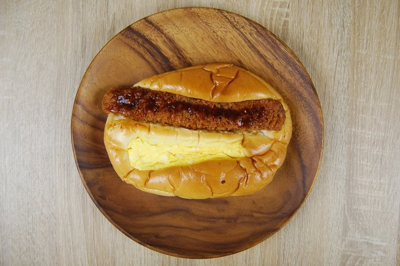 ローソンの人気パン「ドまんぞく メンチカツ＆たまごパン」の実物画像