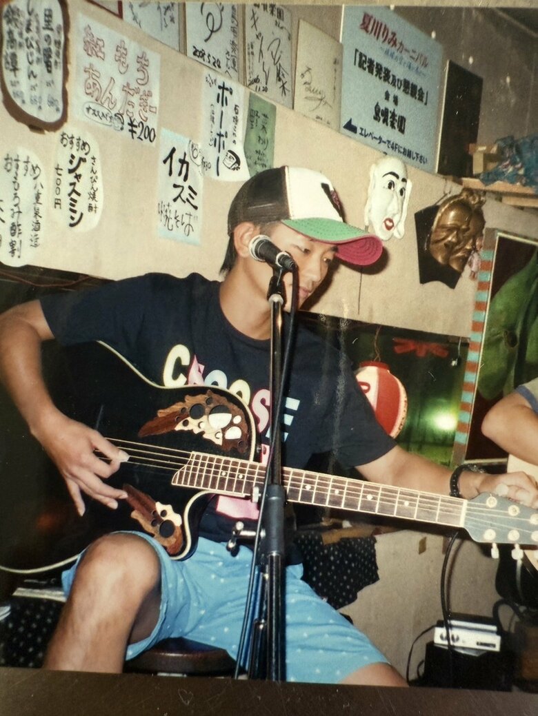 引退後、東京の沖縄料理屋でライブを行う忍さん