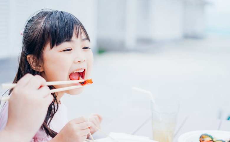 子どもの食事のイメージ