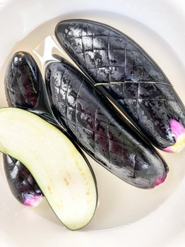 油で炒める前に塩水に10分漬けるだけで、油を吸いすぎずヘルシーにしあがります。