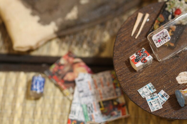 小島さんがこれまで訪れた現場で最も多い、独居の中高年男性の孤独死のケースを表現したミニチュア。現場に散らばる焼酎カップを見ると、父親のことを思い出すのだそうです