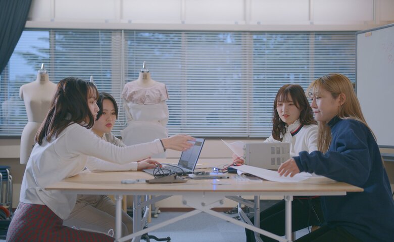 奈良女子大学工学部の授業風景　グループでディスカッションしているところ