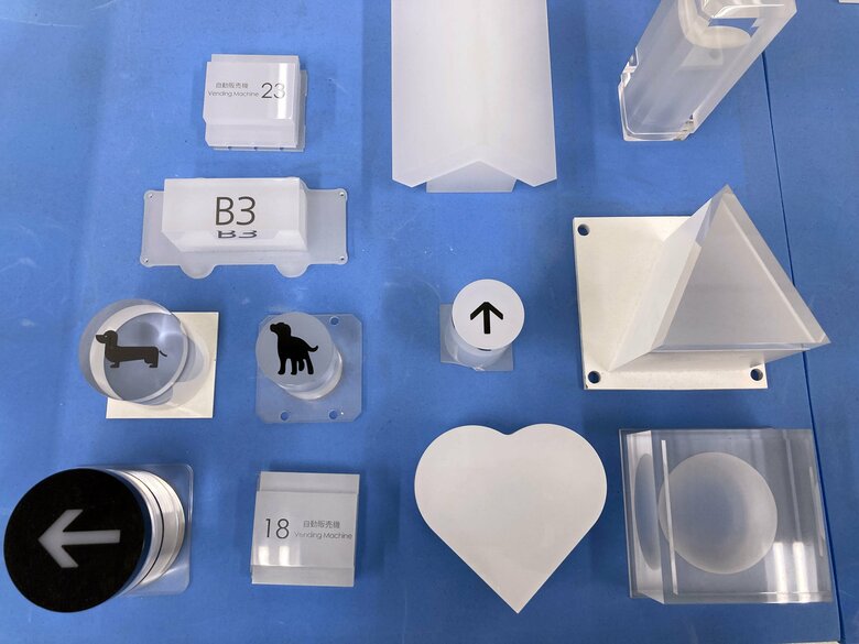 工場で展示されているエレベーターの意匠