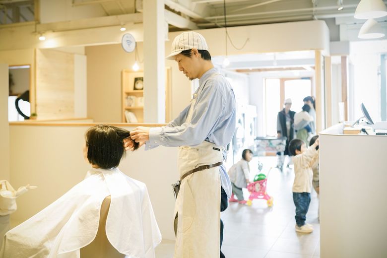 ヘアカットする濱田さん