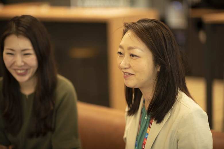 よき先輩として、荻荘さんを細やかにフォローする高田さん。