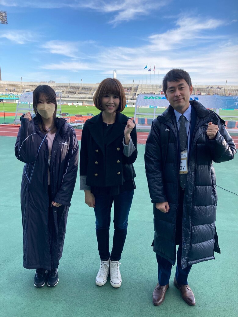 2022-2023WEリーグの生中継で。テレビ神奈川のアナウンサーおふたりと試合前にパチリ