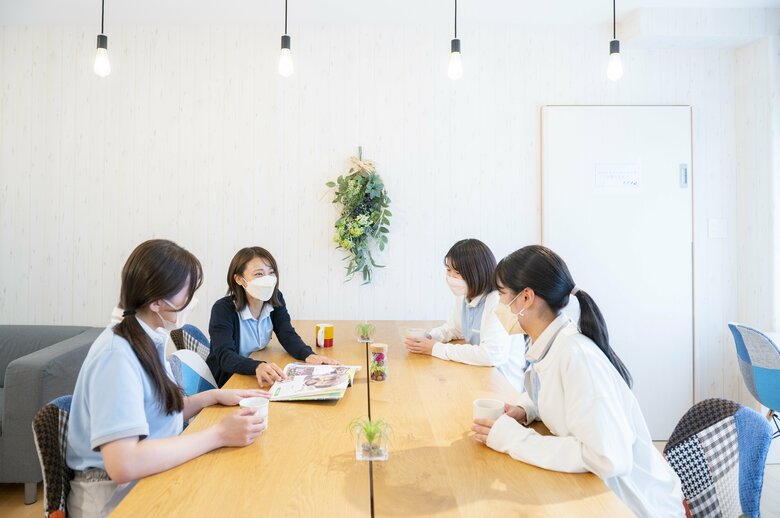 ランチを済ませたあと、明るいカフェのような雰囲気の部屋で休憩を取る保育士たち