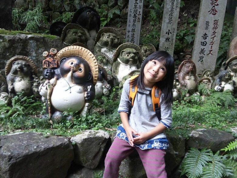 6歳ごろ。たぬきと同じポーズでおどけるなんこさん