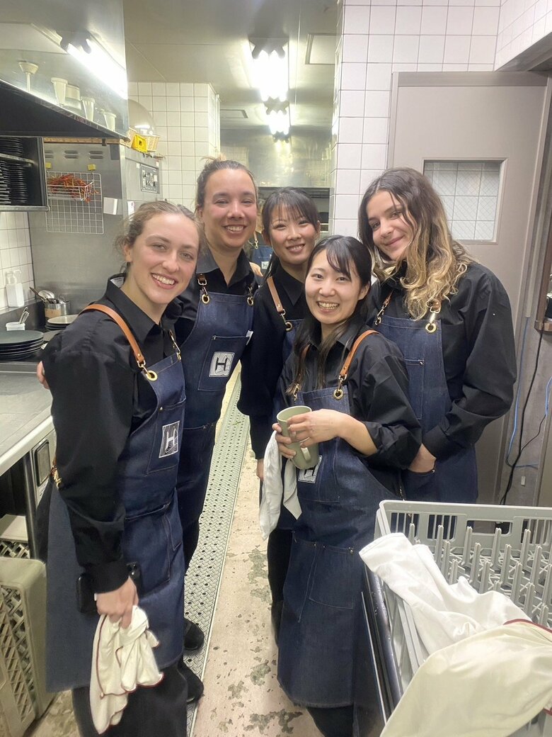 エプロン姿がお似合い！長野県のホテルで働いていた頃の同僚と（写真中央奥が福田さん）