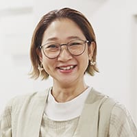 1974年生まれ、埼玉県出身。1995年、お笑いコンビ・北陽を結成。2015年に第1子となる長男を出産。2020年にはYouTubeで「北陽チャンネル」を開設した。著書に「北陽の“母ちゃん業"まっしぐら！」（主婦の友社刊）がある。