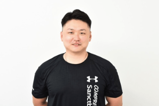 1990年生まれ。大学施設のトレーナー、ラグビー部にS&Cコーチとして携わる。早稲田大学大学院スポーツ科学研究科博士後期課程を修了。スポーツ科学修士、認定ストレングス&コンディショニングスペシャリスト（CSCS）。