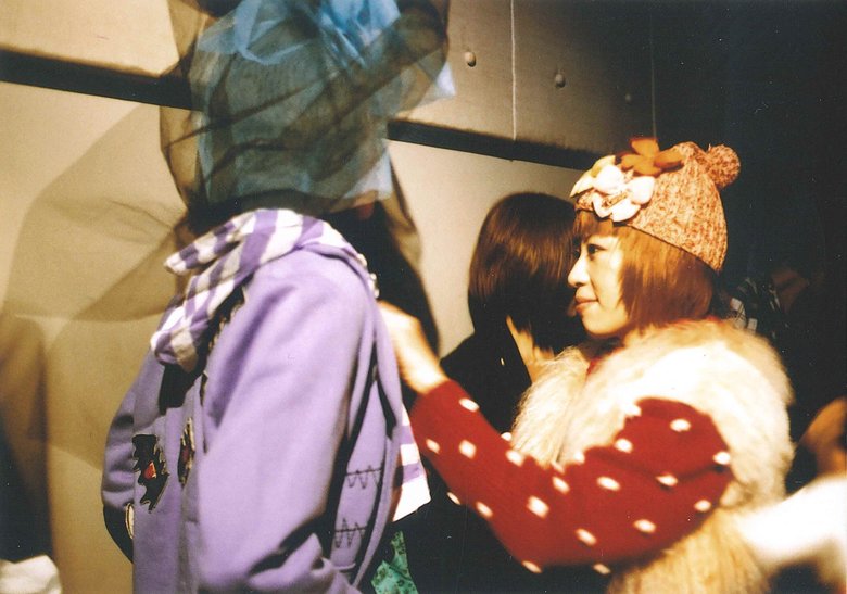 10周年記念のファッションショーにてモデルにスタイリング中の板橋さん