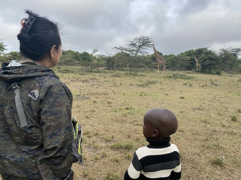 アフリカの広大な大地でキリンと共存するマサイ族の村で