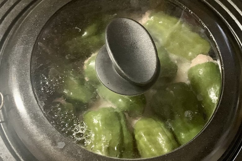 【作り方3】200cc程度の水を入れてフタをし、約5分間蒸し焼きにする