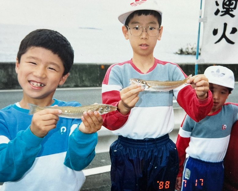 自分で歩くことができた小学3年生のころ（左が平野さん）