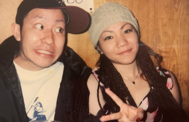 「雰囲気ガラリ！」18歳のころの仲宗根泉さん（写真右）と、ドラムの名嘉俊さん（写真左）