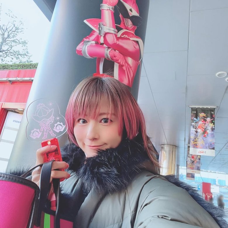 特撮好きで知られる宮島さん「キジブラザーの前でパチリ」