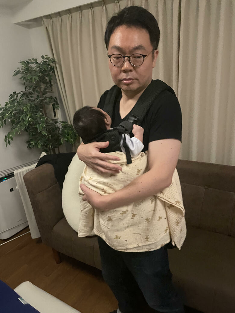 息子が生後1か月のとき。必死で夜泣きに対応するくじらさん