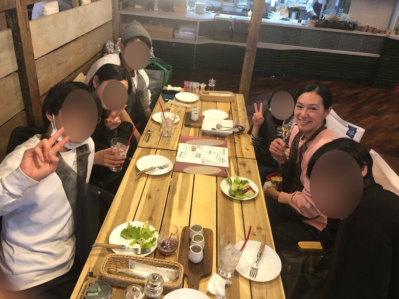 5人のお子さんと食事をする敦子さん