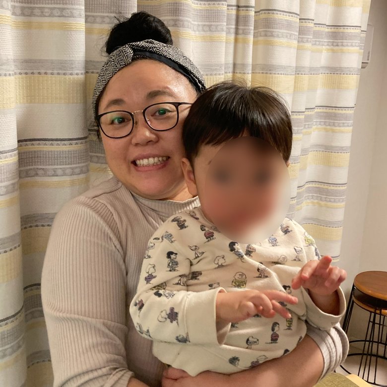 息子さんを抱く江上さん