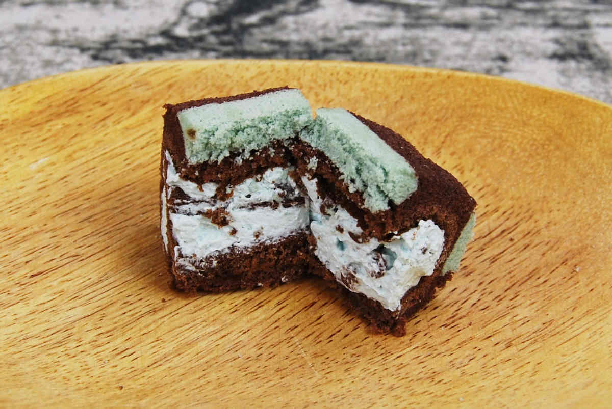 ローソンの人気スイーツ「冷やしてもおいしいチョコミントロール 4個入」の実物画像