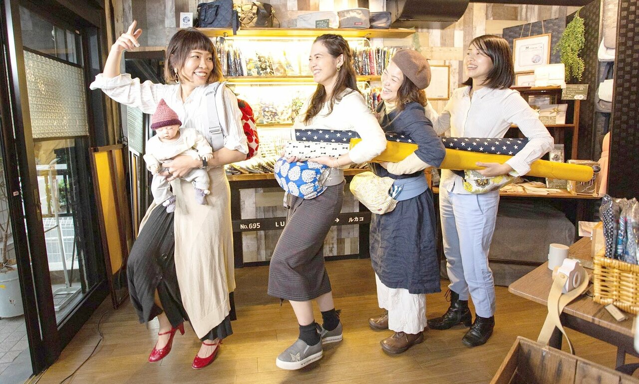 仙田さんを先頭にみんなで楽しみながらカバー作りに励んだ