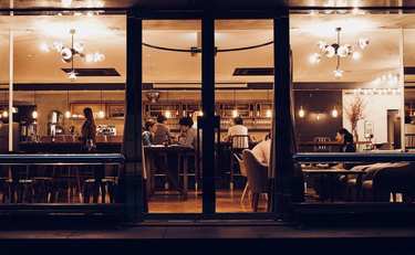 飲食店で「注文はドリンクのみ」はマナー違反!?「納得いかない」