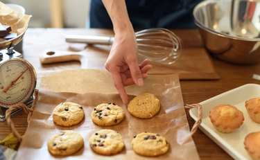 職場の上司から手作りお菓子攻め…「どうして美味しい前提なんだよ」