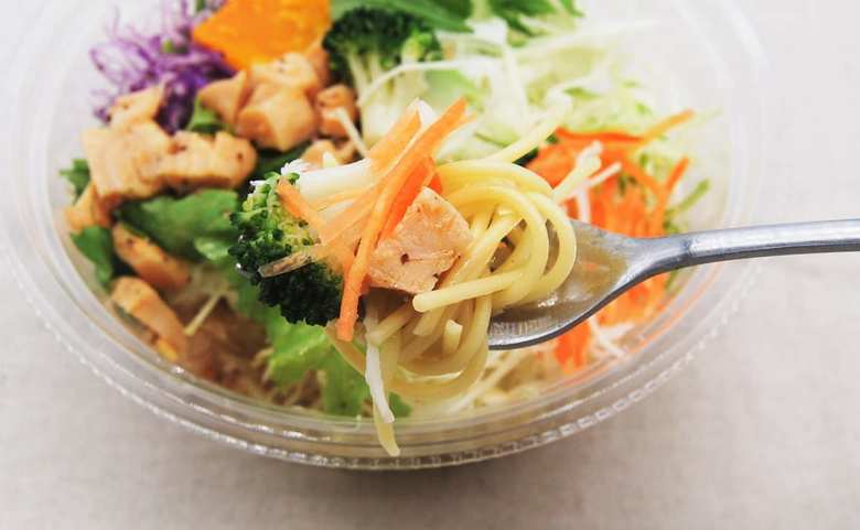 ローソンの人気サラダ「ガーリックペッパーチキンのパスタサラダ」のアップ画像