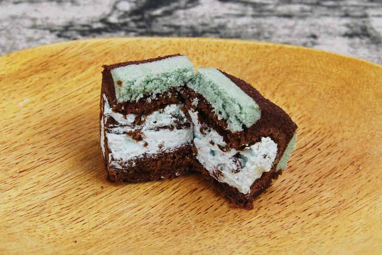 ローソンの人気スイーツ「冷やしてもおいしいチョコミントロール 4個入」の実物画像