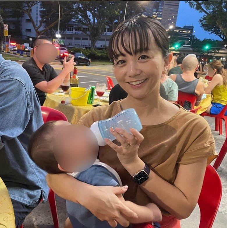 子どもにミルクを飲ませている福田さん