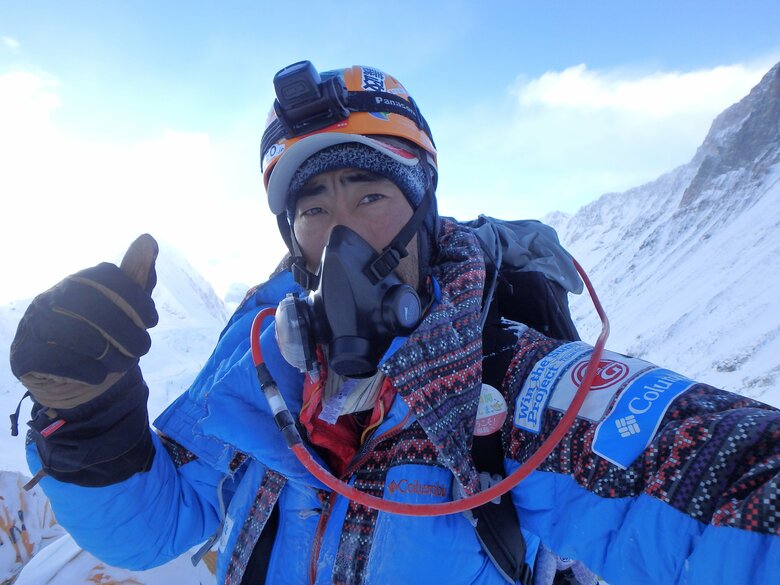 山の斜面の険しさが伝わるエベレスト挑戦中に自撮りした1枚