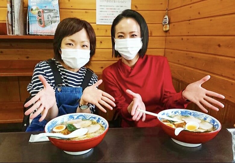 移住先の名物、白河ラーメンを前に嬉しそうな表情の田村さん（写真右）とアシスタントの齋藤さん（写真左）
