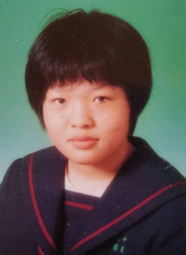 中学校の卒業アルバムに写るオカリナさん。髪型は今も昔もショートヘア