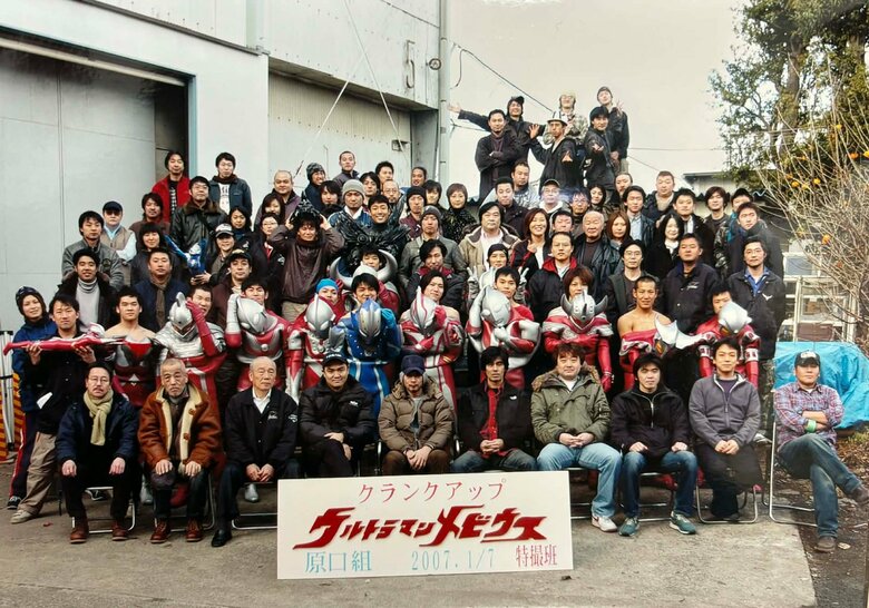 幼少期からの夢を叶え、特撮テレビドラマ『ウルトラマンメビウス』の特撮にスタッフとして参加した西坂さん（最後列の左端）