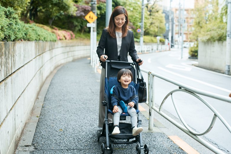 ▲「ほいくえん、いきたくなーい！」と大泣きの朝。
たたんだ状態からサッと開いて、子どもの乗せおろしがスムーズにできると、
登園前のタイムロスも少なくなります。