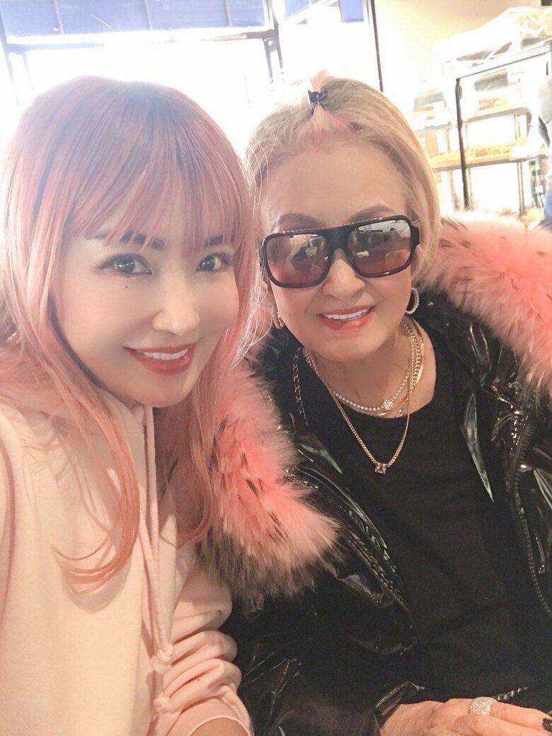 ファッションの趣味が合うという平子理沙さんと禧代子さん