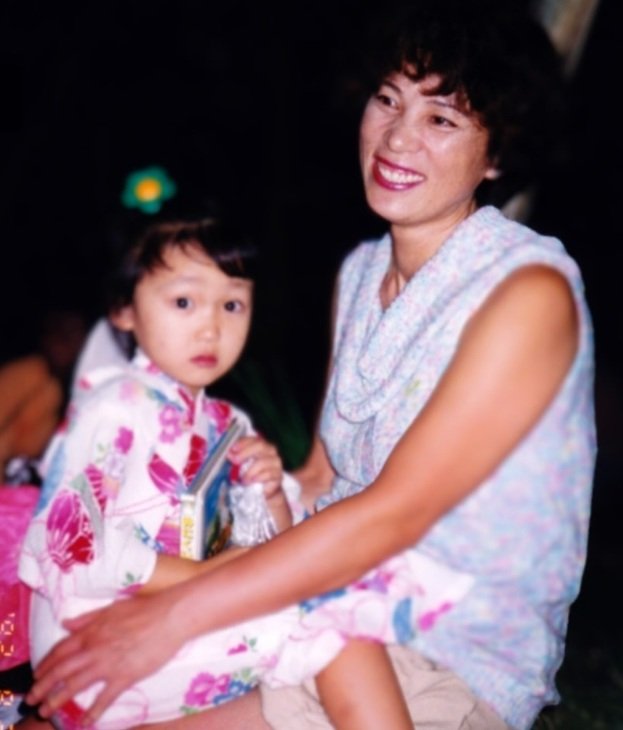 幼少期の吉木さん（左）。「大好き！」と話すお母さんと