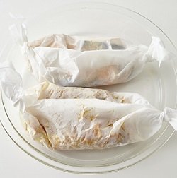 ［２品同時加熱］
耐熱皿に「シーフードのドライカレー」と、「かぼちゃのマリネ」を並べ、電子レンジ（600Ｗ）で６分、加熱する。加熱後、かぼちゃにBを混ぜる。ドライカレーはスプーンでよく混ぜる。