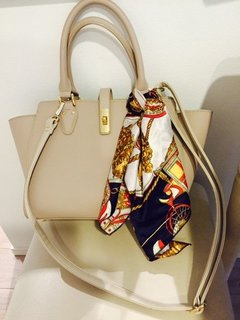 スカーフの巻き方一つでいつものアイテムをアップデート