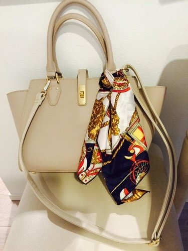 スカーフの巻き方一つでいつものアイテムをアップデート