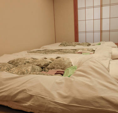 使わないのに意味がわからない…来客用の寝具や食器って今の時代、必要？