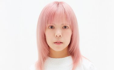 身長115センチの女性モデル「背を伸ばす治療を受けないと子ども時代に決めた訳」両親の愛情深い言葉がけが自信に