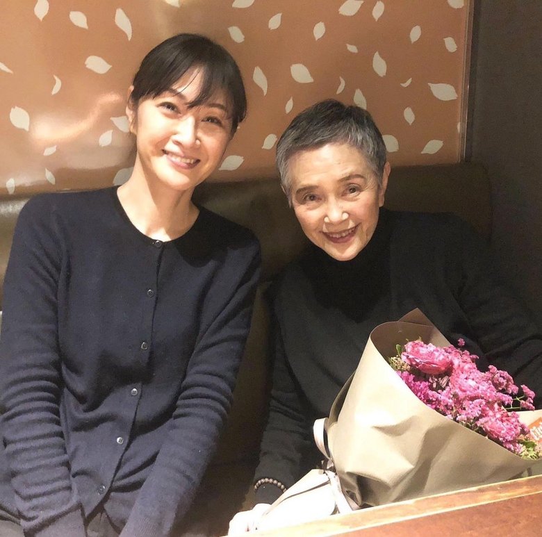 モデルの園田マイコさんと義母