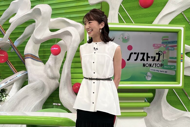 「ノンストップ！」のスタジオで。モノトーンコーデが素敵