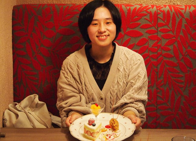 働く店のケーキを持つ大槻さん