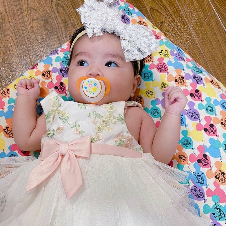 ドレスが似合う赤ちゃん時代