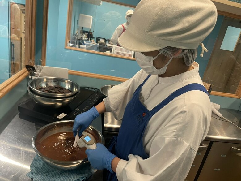 テンパリング（カカオバターの結晶を安定させるための温度調整作業）の様子